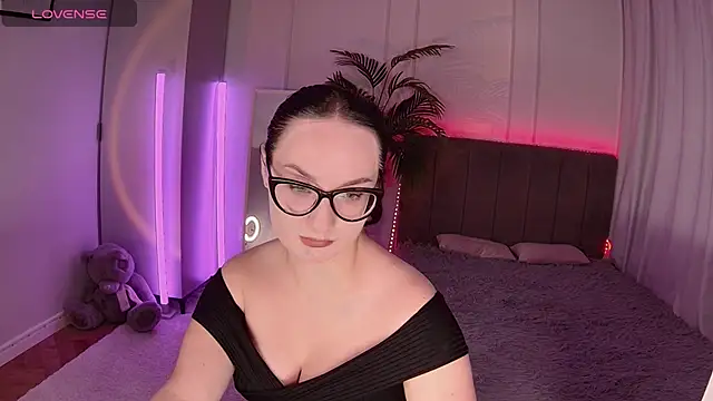 Alice Foks online show from 10.14.25