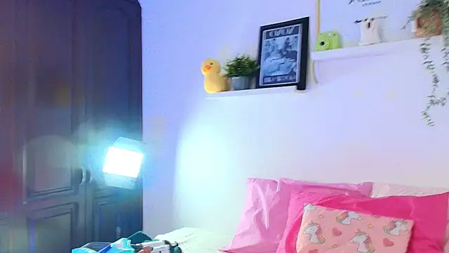 Snapshot of _TiniWild chatting on 11.24.25 TiniWild online show from 11.24.25