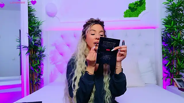 Snapshot of AriannaSins chatting on 11.04.25 AriannaSins online show from 11.04.25