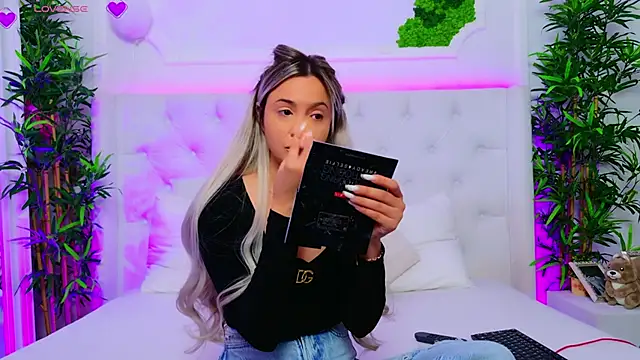 Snapshot of AriannaSins chatting on 11.05.25 AriannaSins online show from 11.05.25