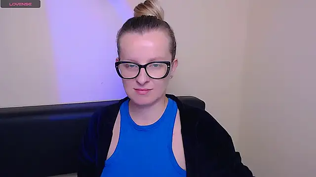 AllaLeomz online show from 10.16.25