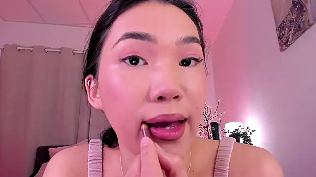 Divine Madeleine online show from 04.17.26