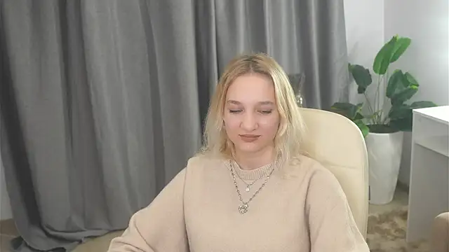 Snapshot of IngridGotto chatting on 10.21.25 IngridGotto online show from 10.21.25