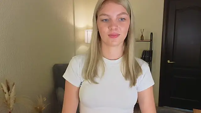 Snapshot of Susan_Sanders_ chatting on 10.18.25 Susan Sanders online show from 10.18.25