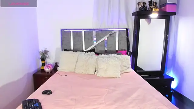 Snapshot of IvettePetit chatting on 02.26.26 IvettePetit online show from 02.26.26