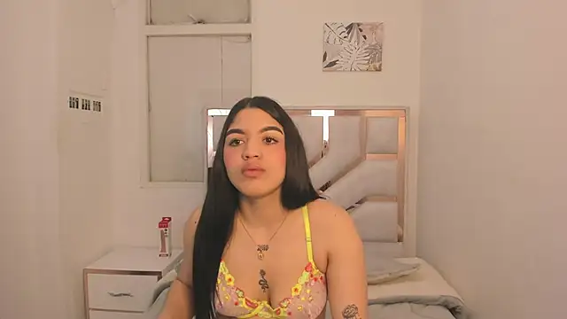 Snapshot of AbrilNasty chatting on 10.18.25 AbrilNasty online show from 10.18.25