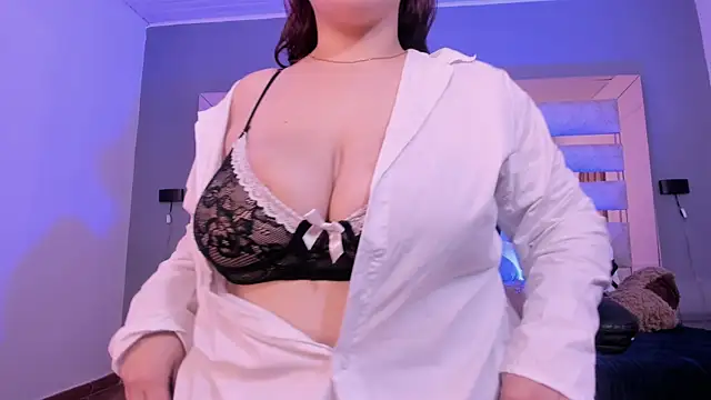 Snapshot of VictoriaCortezz chatting on 10.18.25 VictoriaCortezz online show from 10.18.25