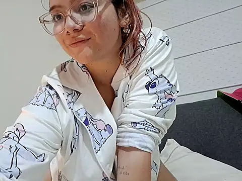 Snapshot of Red_Lola_ chatting on 10.19.25 Red Lola online show from 10.19.25