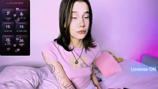 3 Cara Delfie 4 online show from 12.14.25