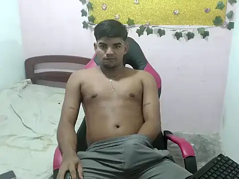 Snapshot of Charly_22cm chatting on 10.18.25 Charly 22cm online show from 10.18.25