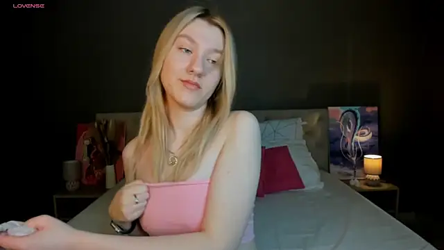 Snapshot of LinaRayy chatting on 10.18.25 LinaRayy online show from 10.18.25