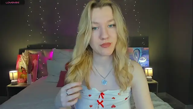 LinaRayy online show from 11.06.25