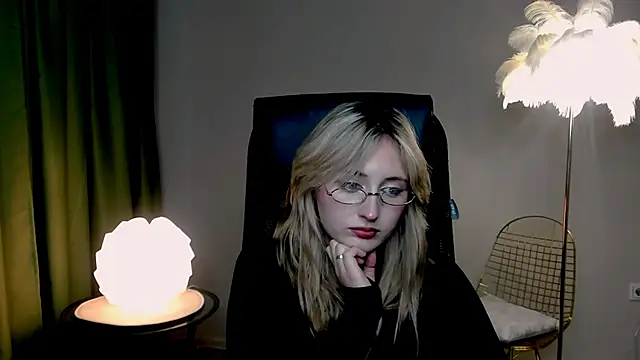 Snapshot of ScarlettScril chatting on 10.17.25 ScarlettScril online show from 10.17.25