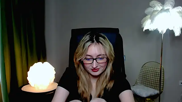 Snapshot of ScarlettScril chatting on 10.19.25 ScarlettScril online show from 10.19.25