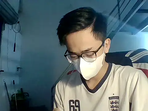 Snapshot of liamhn2k4 chatting on 10.29.25 liamhn2k4 online show from 10.29.25