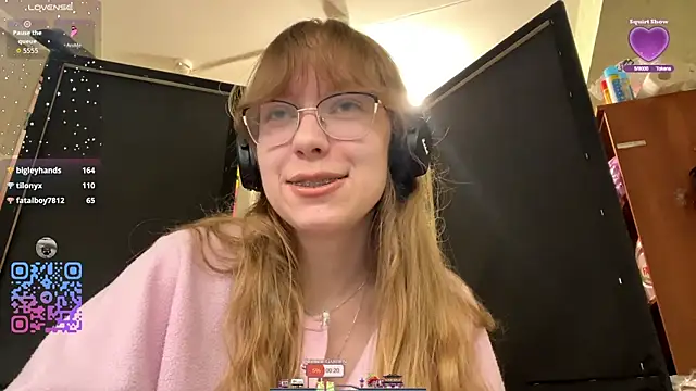 Snapshot of JuneCooper chatting on 10.17.25 JuneCooper online show from 10.17.25