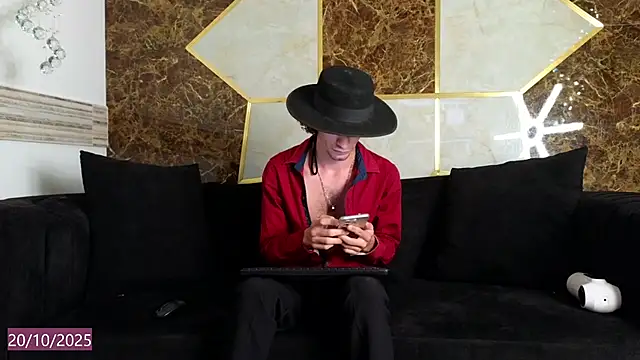 Snapshot of elias_sn0w chatting on 10.20.25 elias sn0w online show from 10.20.25