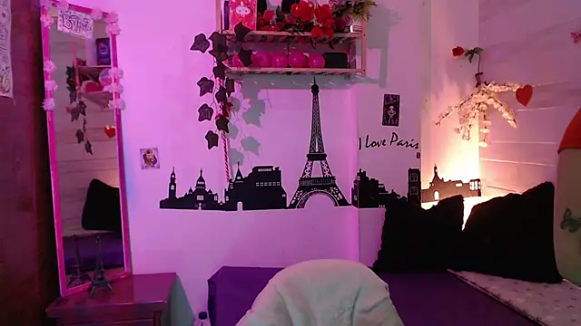 Snapshot of petite_coral chatting on 05.25.26 petite coral online show from 05.25.26