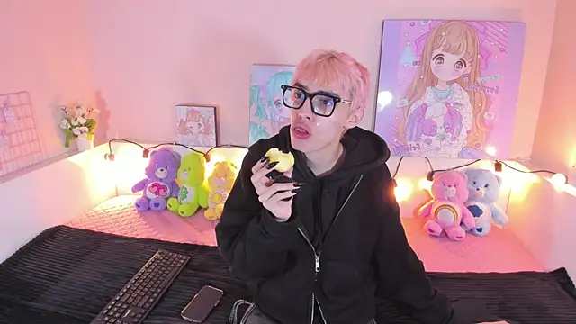 Strawberry Kitty  online show from 11.15.25