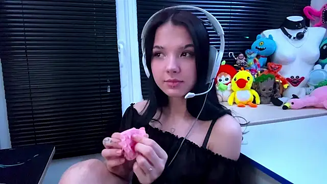 Snapshot of HanaMantanaDell chatting on 10.17.25 HanaMantanaDell online show from 10.17.25