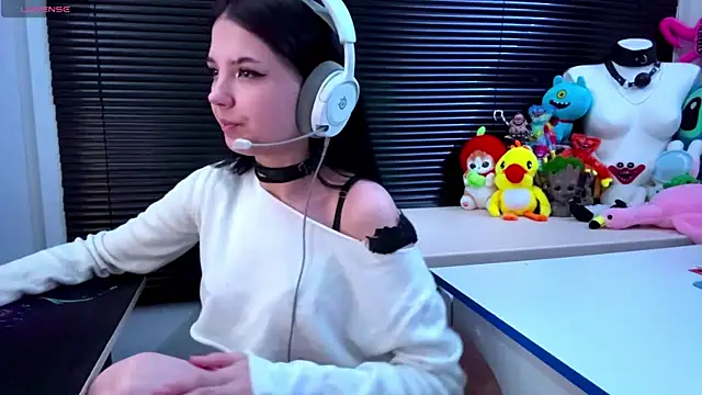 Snapshot of HanaMantanaDell chatting on 10.19.25 HanaMantanaDell online show from 10.19.25