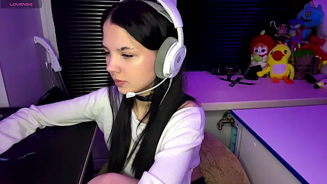 Snapshot of HanaMantanaDell chatting on 10.21.25 HanaMantanaDell online show from 10.21.25