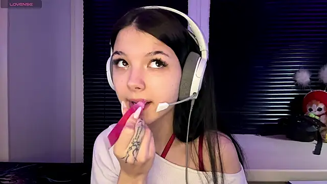 Snapshot of HanaMantanaDell chatting on 11.27.25 HanaMantanaDell online show from 11.27.25