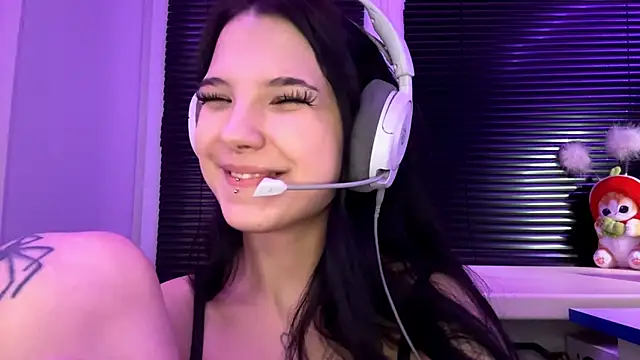 Snapshot of HanaMantanaDell chatting on 12.13.25 HanaMantanaDell online show from 12.13.25