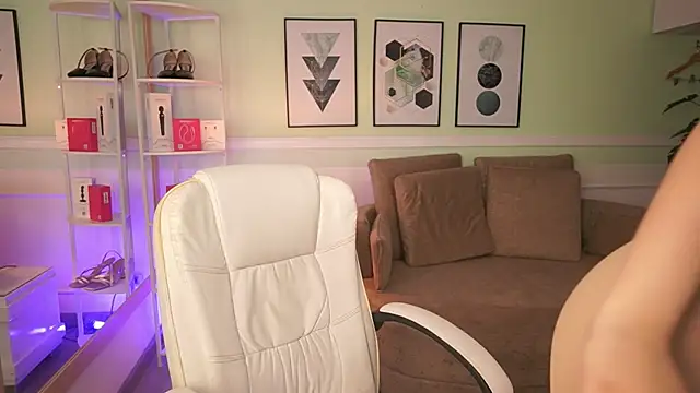 EmilyTurneer online show from 04.15.26