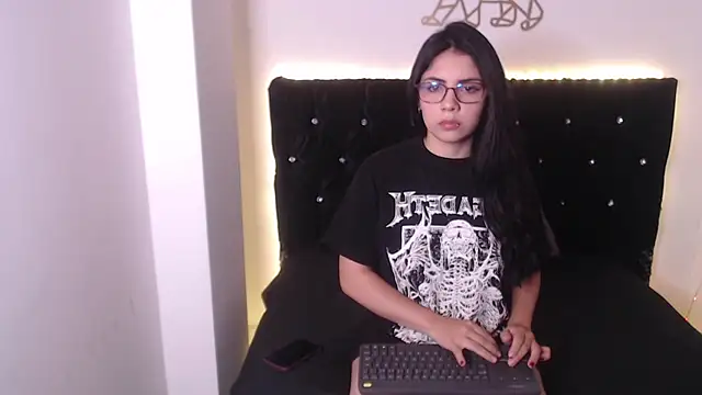 evelyn kitty  online show from 11.04.25