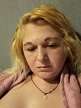 Snapshot of Catallita69 chatting on 10.18.25 Catallita69 online show from 10.18.25