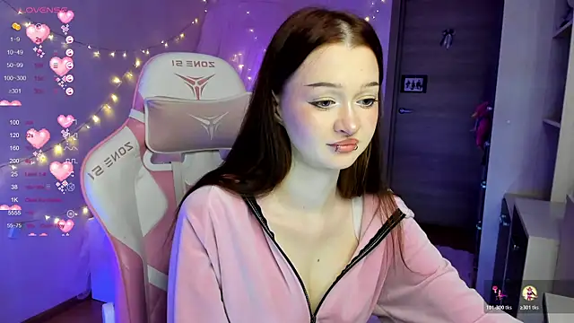 Snapshot of SweettMolly chatting on 10.19.25 SweettMolly online show from 10.19.25