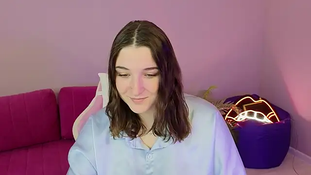 Snapshot of AnnieDodge chatting on 10.18.25 AnnieDodge online show from 10.18.25