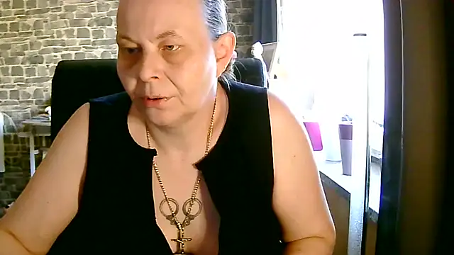 Snapshot of Diamond_Bite chatting on 10.18.25 Diamond Bite online show from 10.18.25