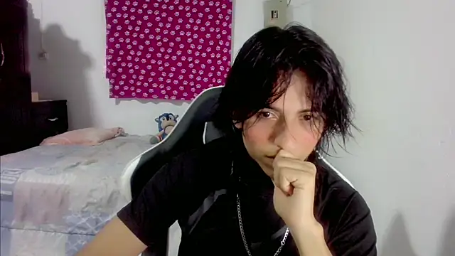 Snapshot of LouisOwOoo chatting on 10.19.25 LouisOwOoo online show from 10.19.25