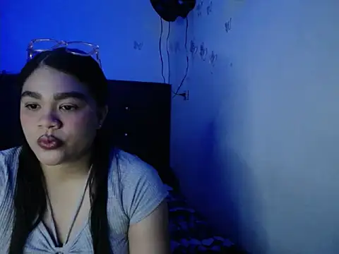 Snapshot of 2moons_full_of_love chatting on 11.21.25 2moons full of love online show from 11.21.25