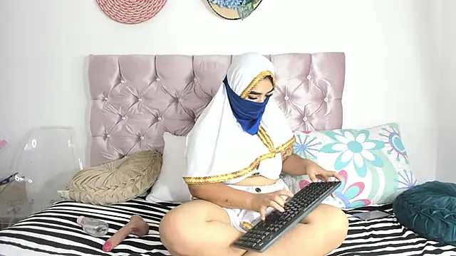 Inaya Khalifa online show from 11.14.25