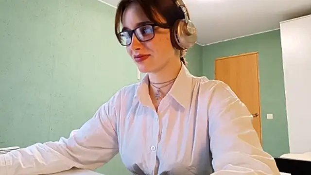 Snapshot of IcyKleys chatting on 10.19.25 IcyKleys online show from 10.19.25