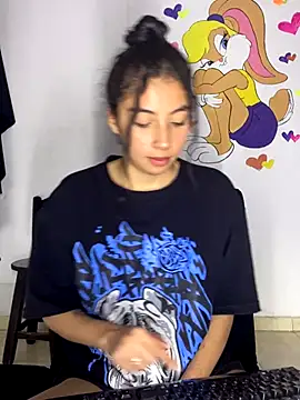 Snapshot of ShareeBax_ chatting on 10.19.25 ShareeBax online show from 10.19.25