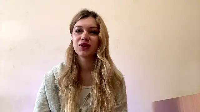 Snapshot of Fiorence_Blonde chatting on 10.21.25 Fiorence Blonde online show from 10.21.25