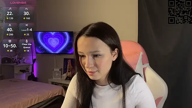 Snapshot of ella_simons chatting on 11.10.25 ella simons online show from 11.10.25