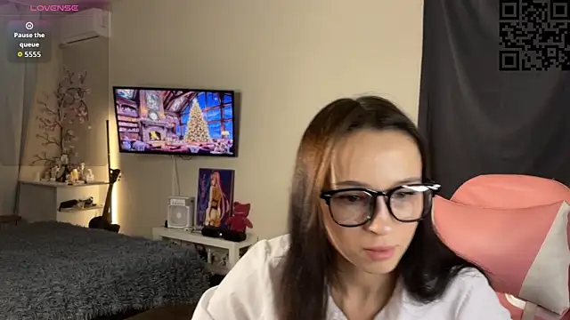 Snapshot of ella_simons chatting on 11.19.25 ella simons online show from 11.19.25