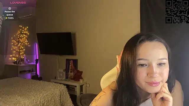 Snapshot of ella_simons chatting on 12.05.25 ella simons online show from 12.05.25