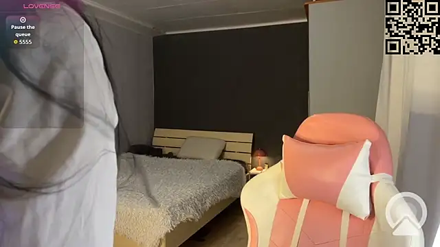 Snapshot of ella_simons chatting on 02.05.26 ella simons online show from 02.05.26