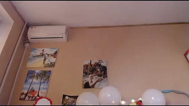 Snapshot of GloriaUpperLove chatting on 09.25.25 GloriaUpperLove online show from 09.25.25