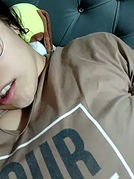 Snapshot of Thais_jhadav chatting on 10.23.25 Thais jhadav online show from 10.23.25