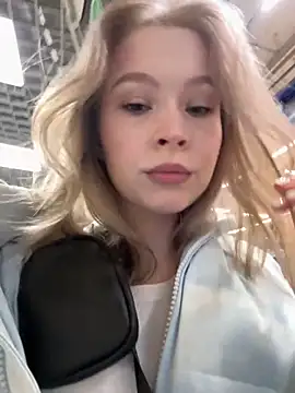 Snapshot of Eliiizaaa chatting on 10.25.25 Eliiizaaa online show from 10.25.25