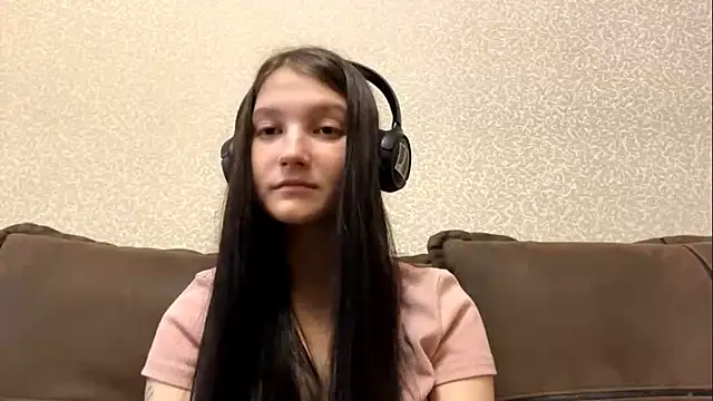 Snapshot of auroracus chatting on 10.24.25 auroracus online show from 10.24.25