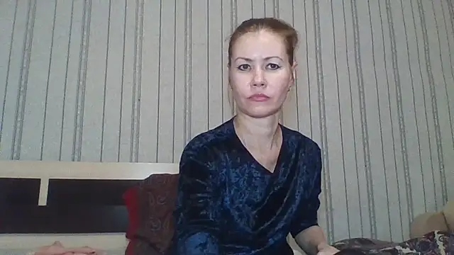 Snapshot of EvelineeX chatting on 10.27.25 EvelineeX online show from 10.27.25