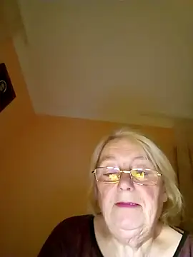 Snapshot of AmyLove353 chatting on 10.31.25 AmyLove353 online show from 10.31.25